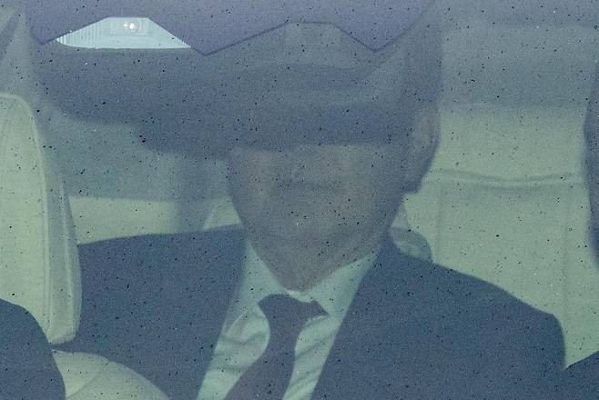 윤석열 전 대통령이 14일 오전 서울 서초구 서울중앙지방법원에서 열린 내란 우두머리 혐의 1차 공판에 차량을 타고 출석하고 있다. 2025.04.14. 뉴시스