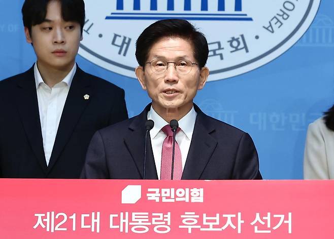 김문수 전 고용노동부 장관이 9일 오전 서울 여의도 국회 소통관에서 21대 대통령 선거 출마 선언 기자회견을 하고 있다. 2025.4.9/뉴스1