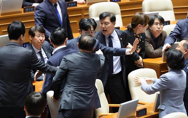 14일 오후 서울 여의도 국회에서 열린 제424회 국회(임시회) 제2차 본회의 정치·외교·통일·안보 분야 대정부질문에서 더불어민주당과 국민의힘 의원들이 언쟁을 벌이고 있다. 2025.04.14. [서울=뉴시스]