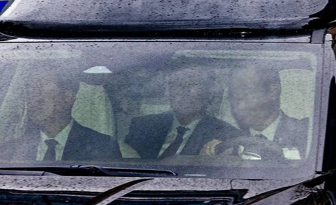 내란 우두머리 혐의로 형사 첫 정식재판을 받는 윤석열 전 대통령이 14일 오후에 열리는 재판에 출석하기 위해 서울 서초구 서울중앙지방법원에 들어서고 있다./사진=연합뉴스