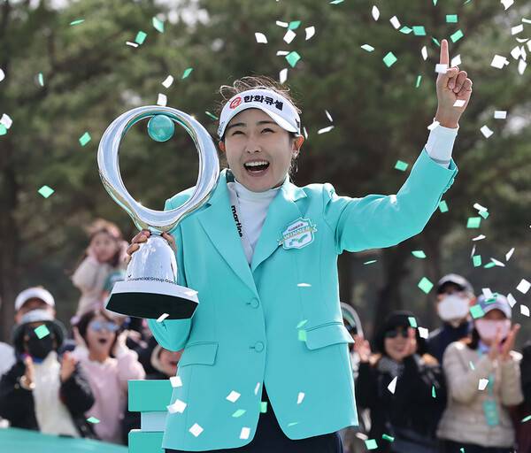 2025년 한국여자프로골프(KLPGA) 투어 신설 대회인 iM금융오픈 우승을 차지한 김민주 프로가 우승 트로피를 들고 기념촬영하는 모습이다. 사진제공=KLPGA