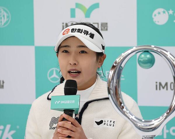 2025년 한국여자프로골프(KLPGA) 투어 신설 대회인 iM금융오픈 우승을 차지한 김민주 프로가 우승 인터뷰하는 모습이다. 사진제공=KLPGA
