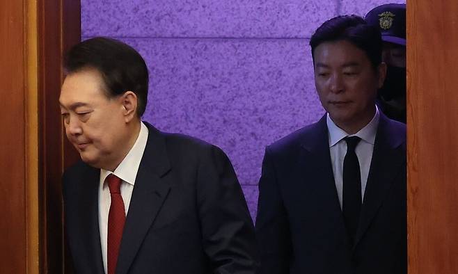 김성훈 대통령경호처 차장(오른쪽)이 2월13일 서울 종로구 헌법재판소에서 열린 윤석열 대통령 탄핵심판 8차 변론에서 윤 대통령을 수행하고 있다. 사진공동취재단