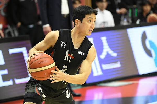 허훈(수원 KT)이 14일 경기 수원 케이티(KT) 아레나에서 열린 2024~2025 남자프로농구(KBL) 6강 플레이오프 대구 한국가스공사와 2차전에서 슛 기회를 노리고 있다. 한국농구연맹 제공