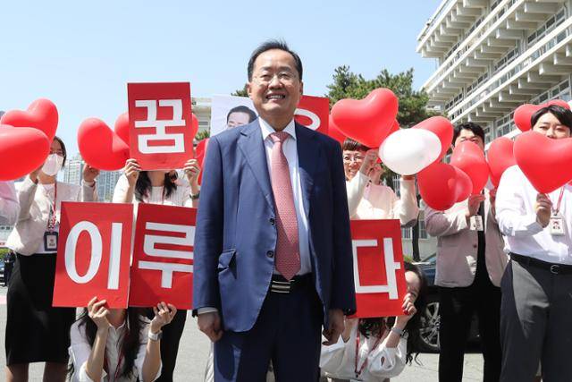 대권에 도전하는 홍준표 대구시장이 11일 대구 북구 대구시청 산격청사에서 퇴임식을 마친 뒤 풍선을 들고 배웅 나온 직원들과 마지막 기념촬영을 하고 있다. 대구=뉴스1