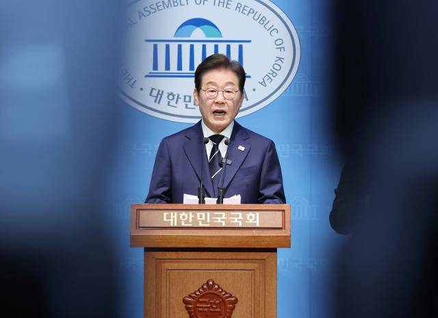 이재명 더불어민주당 대선 예비후보가 11일 서울 여의도 국회 소통관에서 집권 청사진 등을 소개하는 '비전 선포식 및 캠프 일정'을 발표하고 있다. 연합뉴스