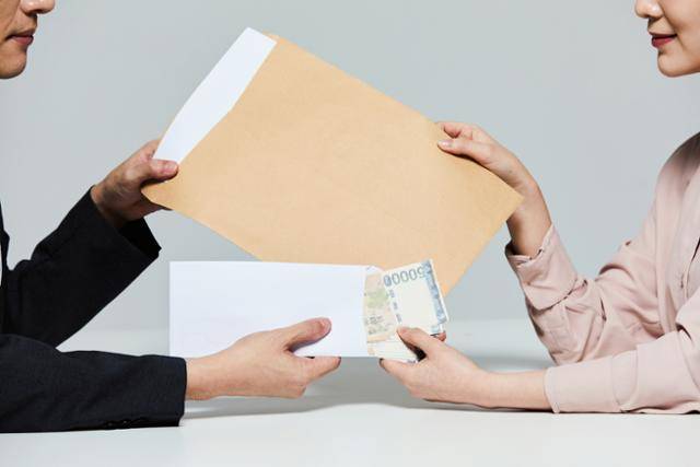 선거여론조사가 범람하면서 조사기관끼리 경쟁이 치열해지자 이익을 내기 위해 불법 행위를 저지르는 조사기관도 늘어나고 있다. 게티이미지뱅크