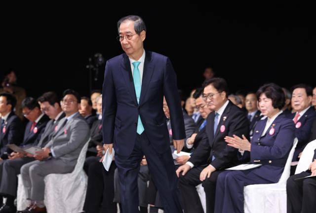 한덕수 대통령 권한대행 국무총리가 11일 서울 서대문구 국립대한민국임시정부기념관 의정원홀에서 열린 제106주년 대한민국임시정부수립 기념식에서 기념사를 하기 위해 이석하고 있다. 왕태석 선임기자