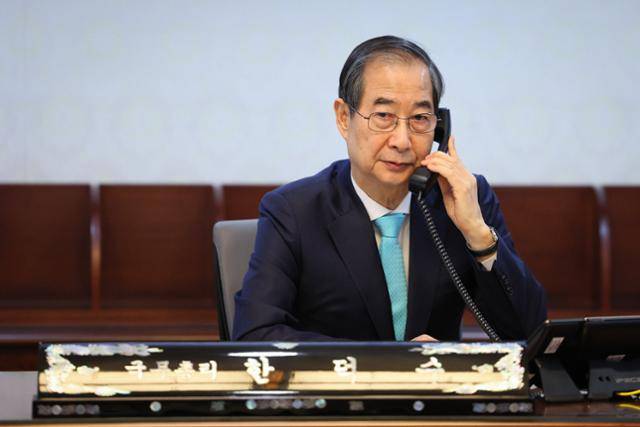 한덕수 대통령 권한대행 국무총리가 11일 정부서울청사 집무실에서 소말리아 아덴만 해역에 파병돼 있는 청해부대 44진 부대장 권용구 해군 대령과 전화 통화를 하고 있다. 연합뉴스