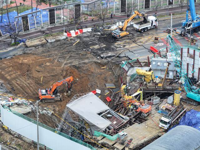 14일 경기 광명시 일직동 신안산선 복선전철 5-2공구 붕괴 현장에서 소방관 등 관계자들이 실종자 수색 작업을 이어가고 있다. 뉴스1