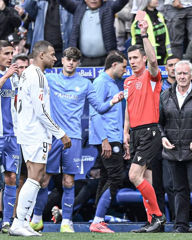 레알 음바페가 13일 멘디소르트사에서 열린 알라베스와의 라리가 31라운드 중 거친 태클을 범한 뒤 퇴장당했다. 사진=ESPN FC SNS