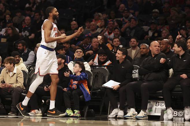 <yonhap photo-3528="">14일(한국시간) 브루클린전을 6초 소화한 뒤 교체되는 미칼 브릿지스. [AP=연합뉴스]</yonhap>