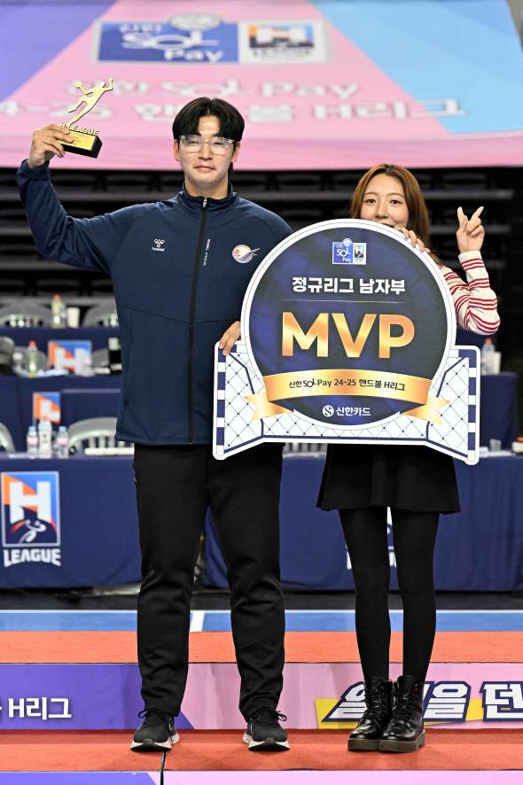 2024~25 핸드볼 H리그 정규리그 MVP에 선정된 남자부 박광순(왼쪽). KOHA