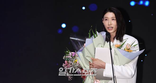 2024-2025 V리그 시상식이 14일 오후 서울 서대문구 스위스그랜드호텔 컨벤션홀에서 열렸다.여자부 정규리그 MVP를 수상한 흥국생명 김연경이 수상소감을 말하고 있다. 김민규 기자 mgkim1@edaily.co.kr /2025.04.14/