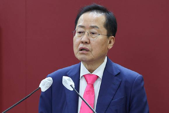 홍준표 전 대구시장이 지난 10일 대구시의회에서 퇴임 인사를 하고 있다. [사진=연합뉴스]