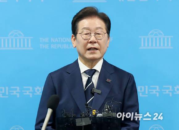 더불어민주당 이재명 전 대표가 지난 11일 오전 서울 여의도 국회 소통관에서 '비전 선포식 및 캠프 일정 발표' 기자회견을 마치고 백브리핑을 하고 있다. [사진=곽영래 기자]