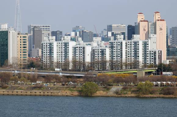 서울 한강 인근에서 바라본 서초구 아파트의 모습. 2025.4.6. [사진=연합뉴스]