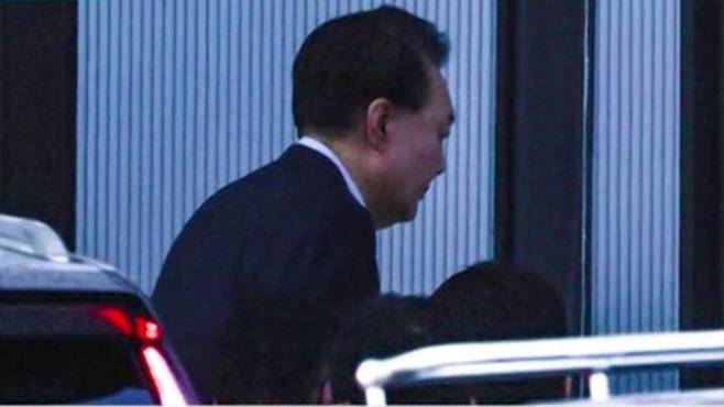 지난 1월 15일 윤석열 전 대통령이 차량에서 내려 고위공직자범죄수사처로 들어가는 모습 (사진, SBS 보도 갈무리)