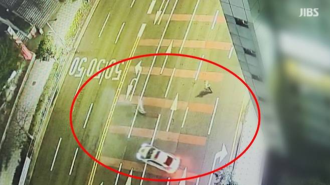 지난 9일 밤 제주시 노형동의 한 사거리에서 킥보드로 경찰관을 들이받는 사고를 내고 도주하는 10대 중학생 A 군