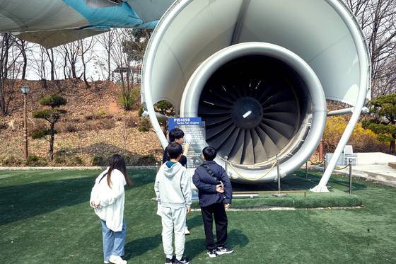 PW4098 터보팬 엔진을 살펴본 소중 학생기자단. 터보제트 엔진에 비해 연비가 좋고 소음이 적다.