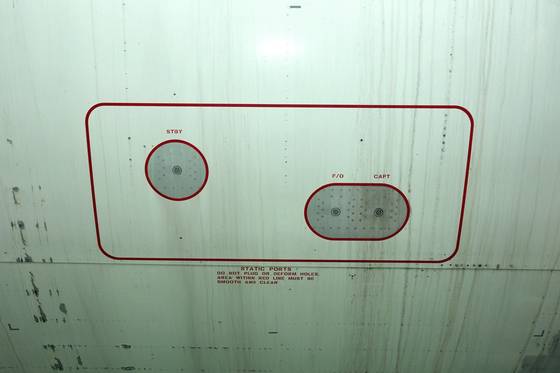 일반 승객이 살펴볼 기회가 잘 없는 비행기 외부엔 비행에 필요한 공간이 많다. 사진은 속도를 재는 정압포트.