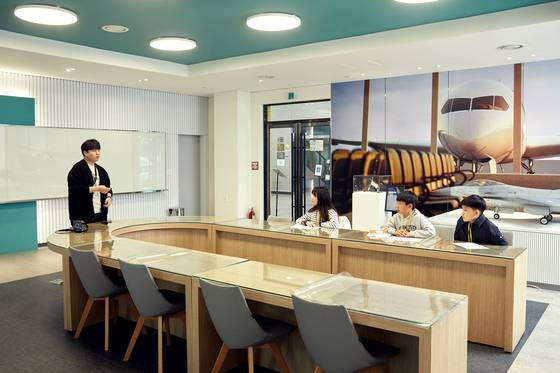 전상빈(맨 왼쪽) 항공우주박물관 매니저가 항공기 및 비행기에 대한 소중 학생기자단의 여러 궁금증에 답했다.