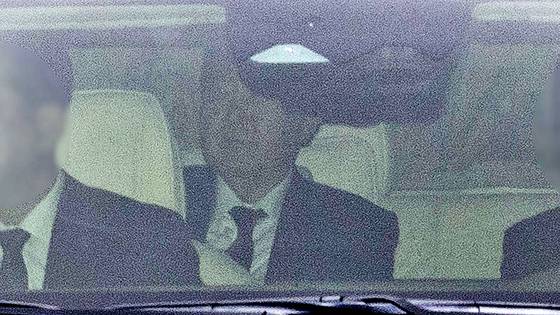 내란 우두머리 혐의를 받는 윤석열 전 대통령이 14일 형사 첫 정식재판이 열리는 서울 서초구 서울중앙지방법원에 들어서고 있다. 연합뉴스