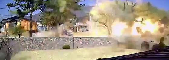 6일 오전 10시4분쯤 경기도 포천시 이동면 노곡리 민가에 공군의 공대지 폭탄이 떨어지는 사고가 발생했다. 공군은 이날 승진과학화훈련장 일대에서 실시된 한?미 연합 통합화력 실사격 훈련 도중 KF-16 조종사의 좌표 입력 실수로 일어난 오폭 사고라고 밝혔다. 이 사고로 성당과 민가 주택, 창고, 비닐하우스 등이 파손되고 15명이 중경상을 입었다. [사진 MBN 화면 캡처]