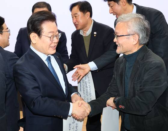 이재명 전 더불어민주당 대표가 지난 2월 7일 서울 여의도 국회의원회관에서 열린 정책소통플랫폼 '모두의질문Q' 출범식에서 박태웅 민주연구원 집단지성센터장과 인사를 나누고 있다. 연합뉴스