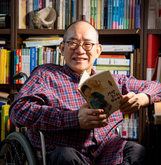 고정욱 작가가 자신의 책으로 가득 찬 서재에서 사진을 찍고 있다. 지금까지 펴낸 책만 380종에 이르며 절반 이상이 장애 동화다. 최영재 기자