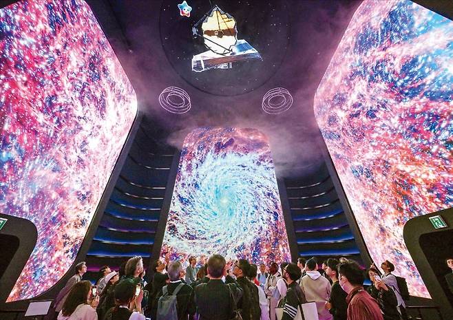 (1) ‘오사카·간사이 엑스포’ 미국관에서는 항공우주국(NASA)의 로켓 발사 현장을 재현해 인기를 끌었다.  AFP연합뉴스