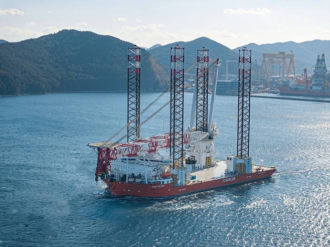 한화오션이 건조한 대형 해상풍력발전기 설치선(WTIV) 시운전 모습. 사진=한화오션