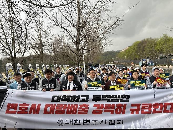 대한변호사협회 소속 회원들이 14일 오전 정부과천청사 정문 앞에서 제14회 변호사 시험 합격자 수 발표 관련 대규모 집회를 열고 있다. (사진=변협 제공)