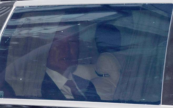 윤석열 전 대통령이 14일 서울 서초구 서울중앙지방법원에서 열린 내란 우두머리 혐의 1차 공판을 마친 뒤 차량을 타고 서초동 사저로 들어서고 있다. /사진=뉴스1