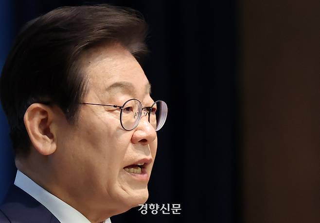 이재명 더불어민주당 대선 예비후보가 지난 11일 국회 소통관에서 대선 비전과 캠프 인선을 발표하고 있다. 박민규 선임기자