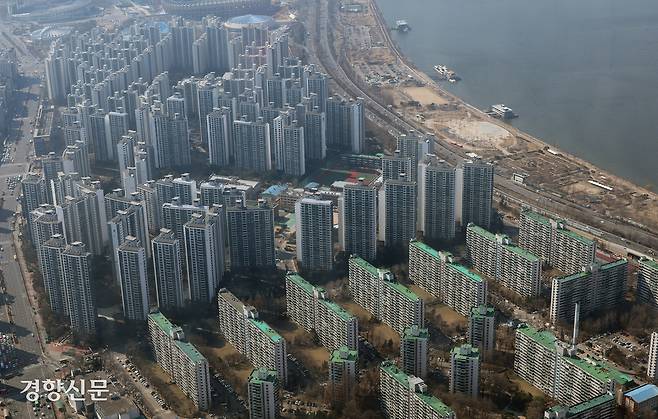 서울시가 강남·서초·송파·용산구 소재 전체 아파트를 토지거래허가구역으로 확대 재지정한 가운데 지난달 19일 서울 송파구 롯데월드타워에서 바라본 아파트의 모습. 권도현 기자