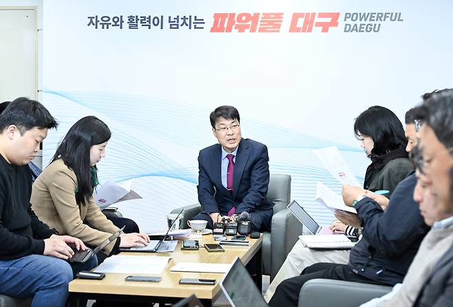 김정기 대구시장 권한대행이 14일 대구시 동인청사에서 기자들과 만나 현안 추진 방향 등에 대해 설명하고 있다. 대구시 제공