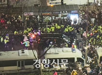 윤석열 대통령 지지자들이 지난 1월18일 서울서부지법에서 열린 윤 대통령에 대한 영장실질심사가 종료된 뒤 떠나는 고위공직자범죄수사처 차량을 둘러싸고 있다. 정효진 기자