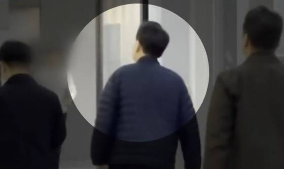 13일 오후 서울 서초동 아크로비스타 지하상가에 나타난 윤석열 전 대통령. JTBC 보도화면 캡처