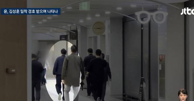 13일 오후 서울 서초동 아크로비스타 지하상가에 나타난 윤석열 전 대통령. JTBC 보도화면 캡처