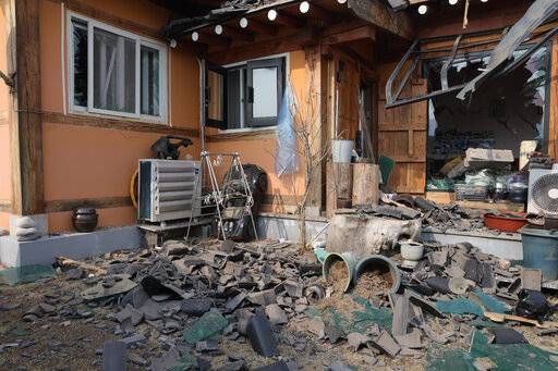 지난달 7일 오후 경기도 포천시 이동면 노곡리 공군 전투기 오폭 사고 현장에서 파손된 민가 모습. 연합뉴스