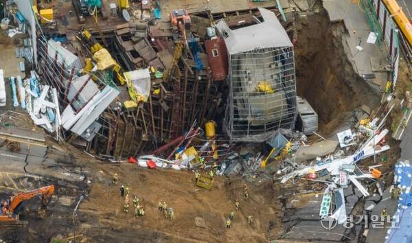 14일 오후 광명시 일직동 신안산선 붕괴 현장에서 소방대원 등 관계자들이 매립 실종자 수색 작업을 벌이고 있다. 사고 발생 나흘째인 이날 소방당국은 계속해서 실종된 50대 근로자에 대한 수색작업을 벌이고 있으나 악천후로 지반 침하가 계속돼 수색에 난항을 겪고 있다. 윤원규기자