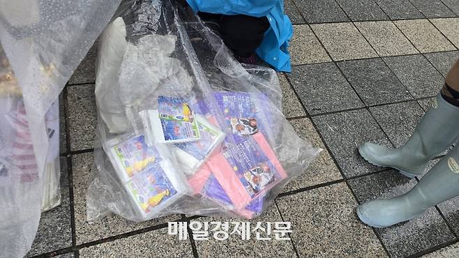 14일 윤 지지자 집회가 열리는 서초구 중앙지법 앞에서 한 집회 참여자가 우비를 돌리고 있다. [양세호 기자]