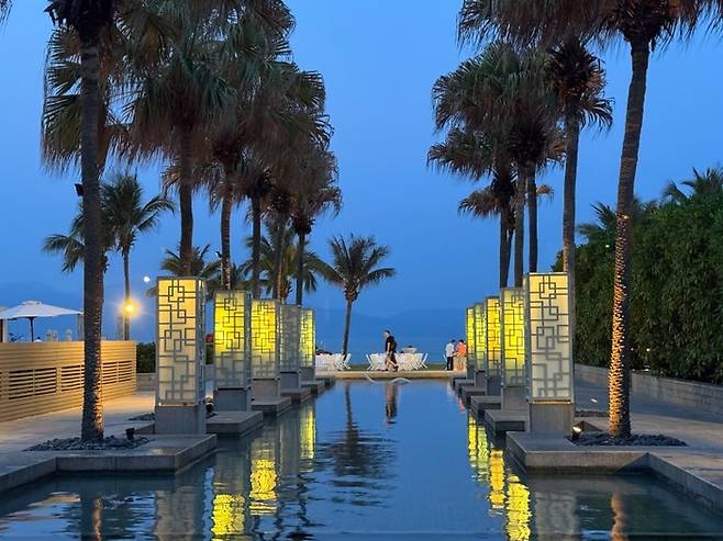 메인 수영장 모습. 여기저기 풀과 나무가 어우러져 편안한 느낌을 준다.  / 사진=홍지연 여행+ 기자