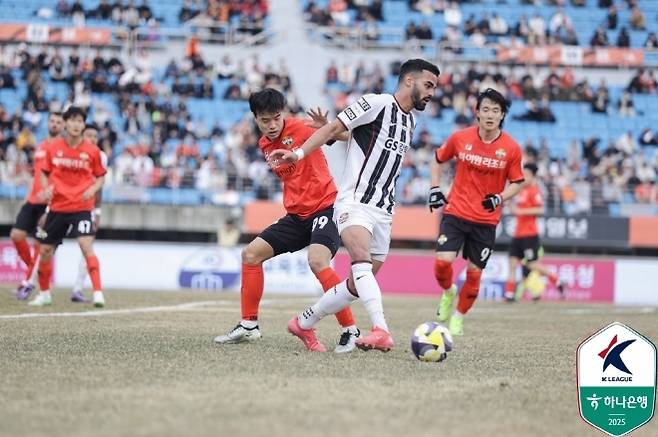 강준혁(사진 왼쪽). 사진=한국프로축구연맹