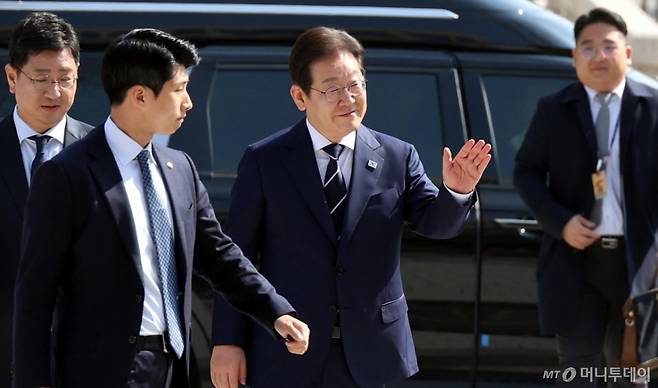 [서울=뉴시스] 조성봉 기자 = 대선출마를 선언한 이재명 더불어민주당 전 대표가 11일 오전 서울 여의도 국회 소통관에서 열리는 예비후보 비전 및 캠프 인선 발표 기자회견에 참석하기 위해 차에서 내리며 지지자에게 인사하고 있다. 2025.04.11.suncho21@newsis.com /사진=조성봉