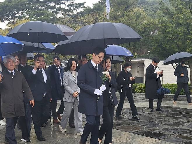 김경수 전 경남도지사가 14일 오후 경남 김해 봉하마을을 찾아 노무현 전 대통령 묘소에 헌화하는 모습. /사진=차현아 기자.