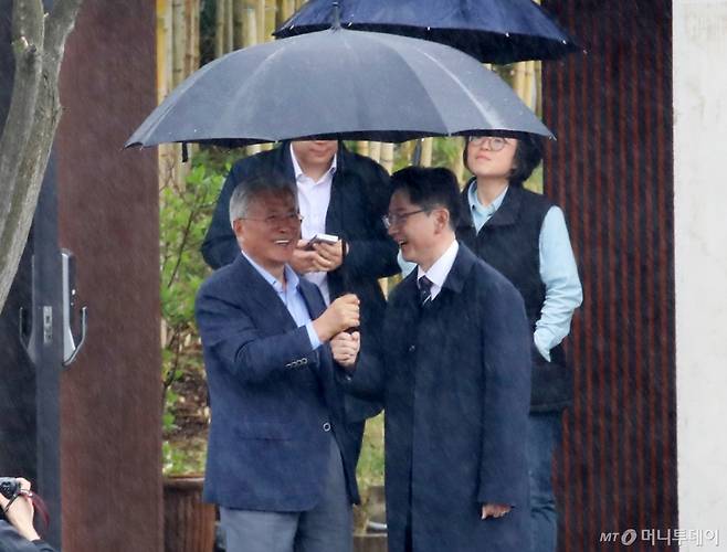 (양산=뉴스1) 윤일지 기자 = 대선 출마를 선언한 더불어민주당 김경수 전 경남지사가 14일 오후 경남 양산시 하북면 평산마을 문재인 전 대통령 사저를 예방한 뒤 문 전 대통령과 사저를 나서며 대화하고 있다. 2025.4.14/뉴스1  Copyright (C) 뉴스1. All rights reserved. 무단 전재 및 재배포,  AI학습 이용 금지. /사진=(양산=뉴스1) 윤일지 기자