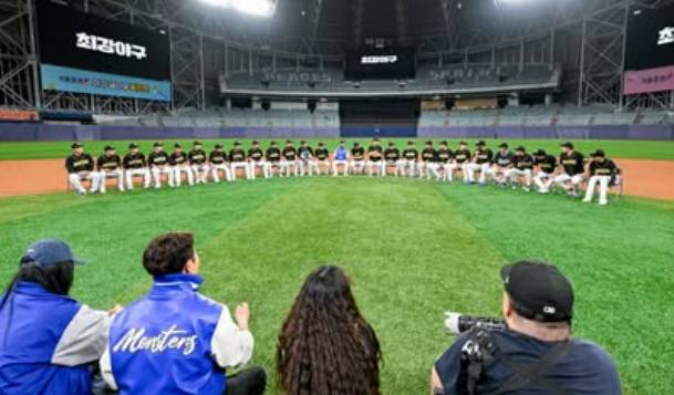 JTBC가 스튜디오 C1의 '불꽃야구' 제작 소식에 입장을 밝혔다. 사진은 인기 야구 예능 '최강야구'의 연출을 맡은 장시원 PD가 프로그램 녹화를 진행하는 모습. /사진=장시원 PD 인스타그램 캡처