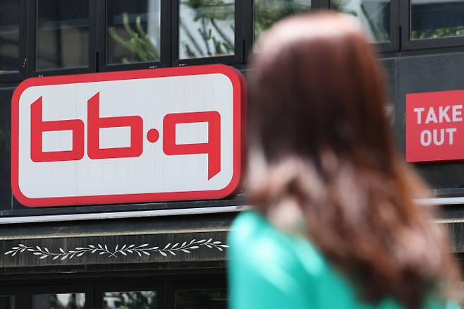 치킨 프랜차이즈 업체 제너시스비비큐가 2024년 별도기준 매출 5032억원 영업이익 738억원을 기록, 업계 1위인 bhc치킨의 매출을 95억원 차이로 추격했다. 사진은 서울 시내 한 BBQ 매장의 모습. /사진=뉴스1